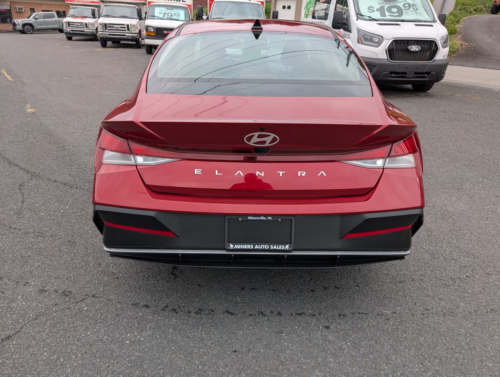 Photo 3 of this HYUNDAI ELANTRA