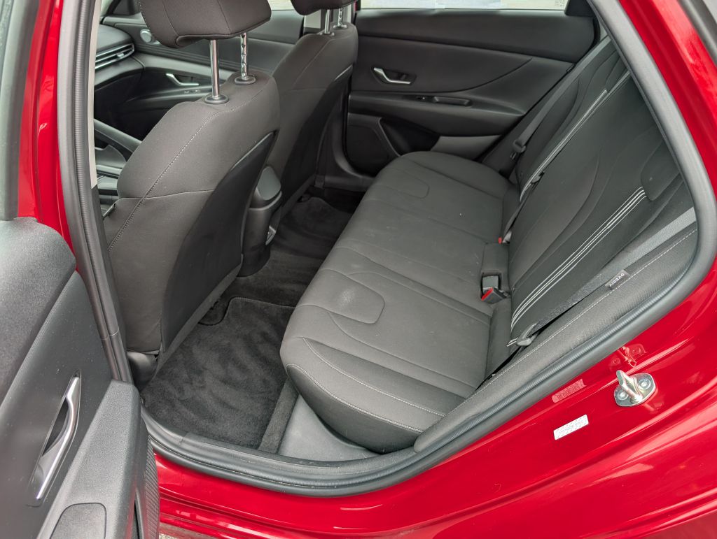 Photo 4 of this HYUNDAI ELANTRA