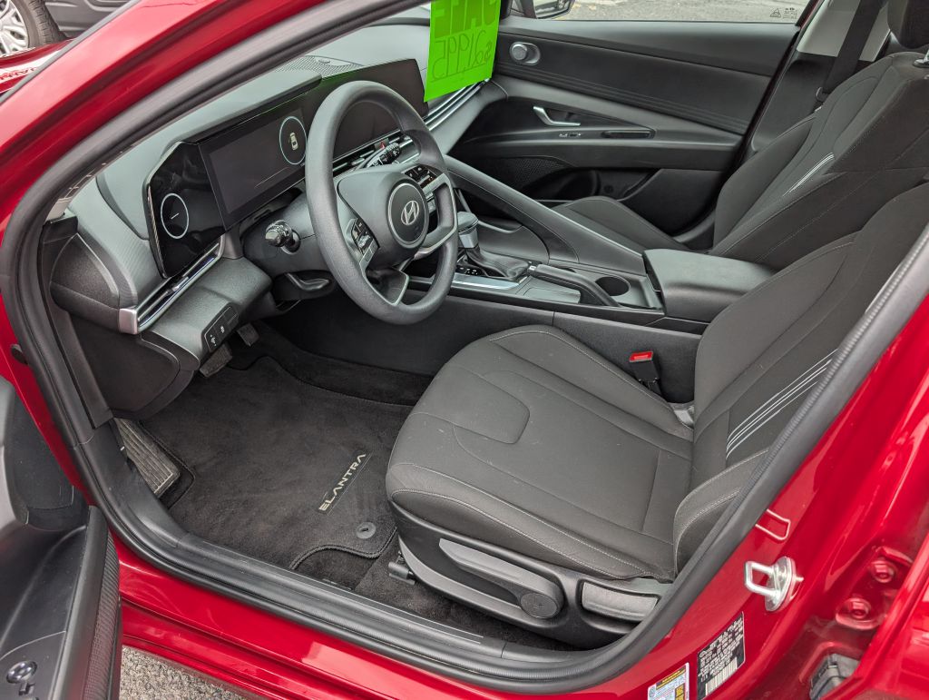 Photo 5 of this HYUNDAI ELANTRA