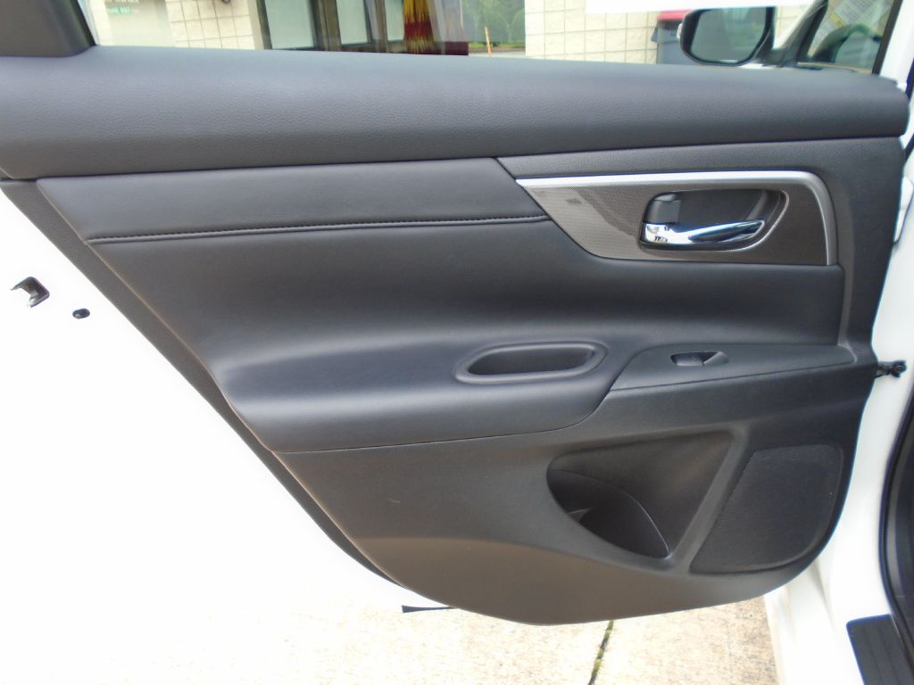 Photo 10 of this NISSAN ALTIMA