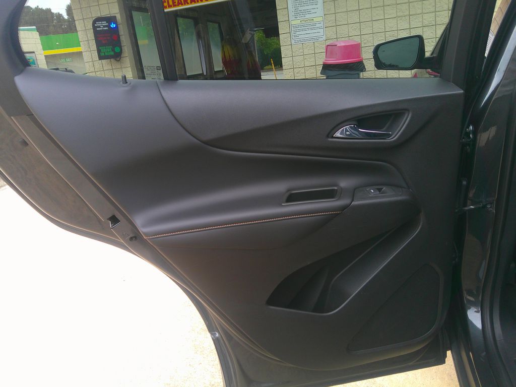 Photo 10 of this CHEVROLET EQUINOX
