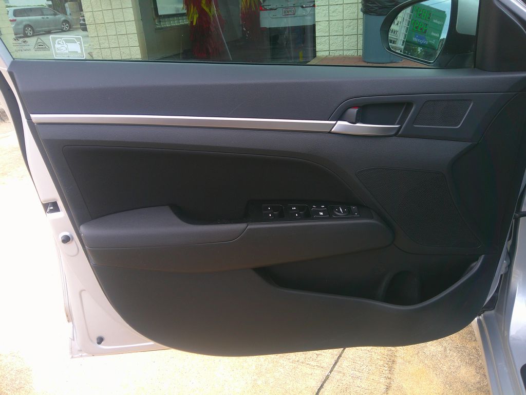 Photo 6 of this HYUNDAI ELANTRA