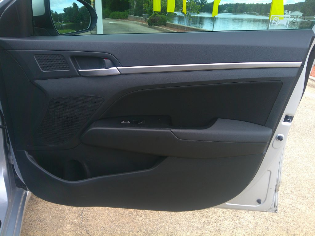 Photo 7 of this HYUNDAI ELANTRA