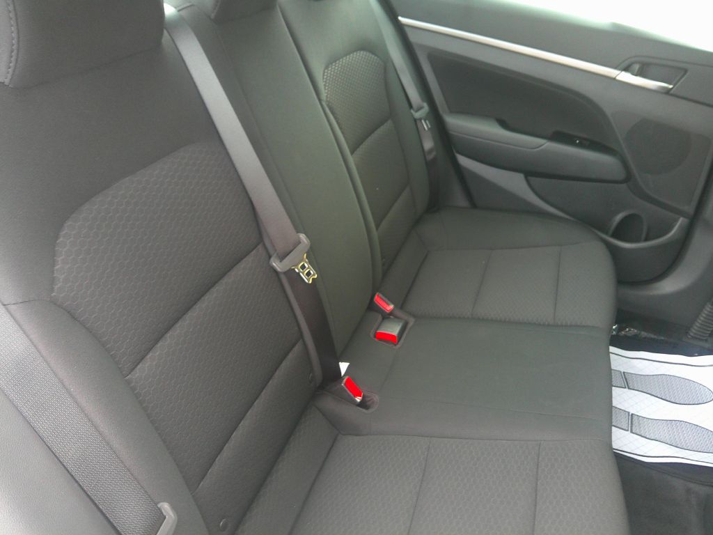 Photo 12 of this HYUNDAI ELANTRA