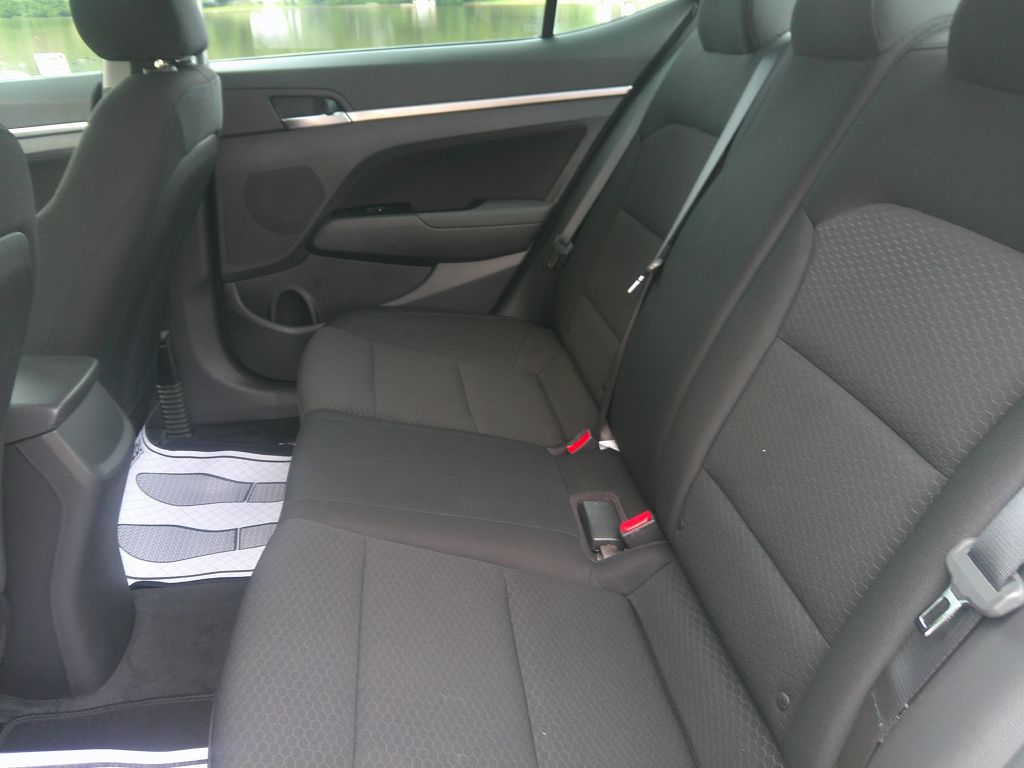 Photo 13 of this HYUNDAI ELANTRA