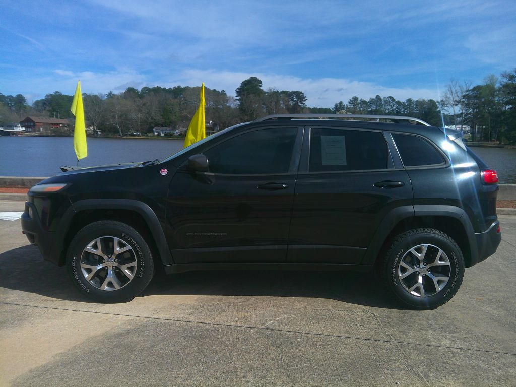 Photo 3 of this JEEP CHEROKEE