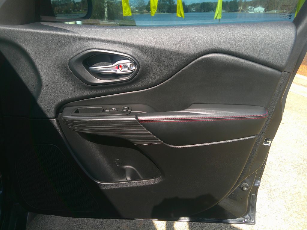 Photo 8 of this JEEP CHEROKEE