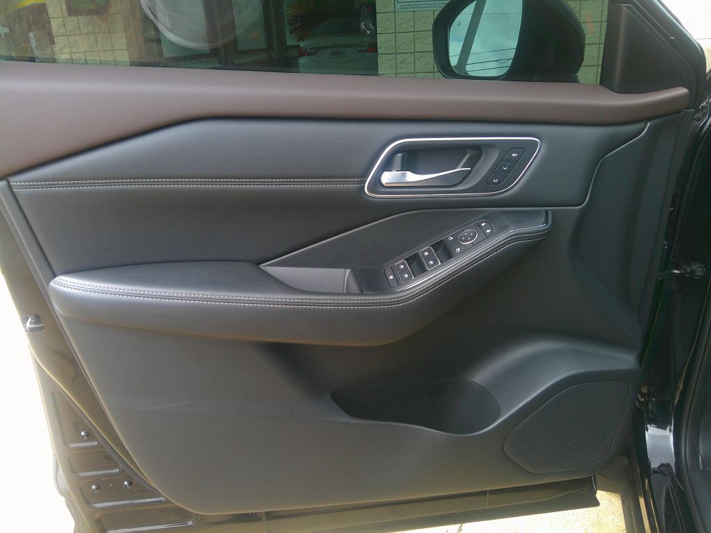 Photo 7 of this NISSAN ROGUE