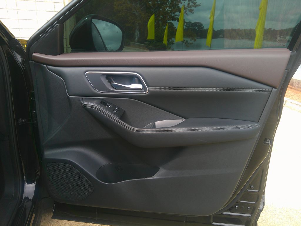 Photo 8 of this NISSAN ROGUE