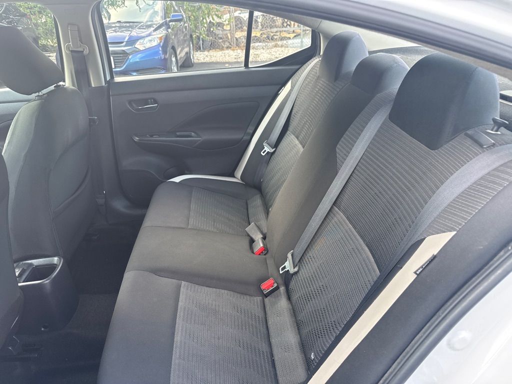 Photo 11 of this NISSAN VERSA