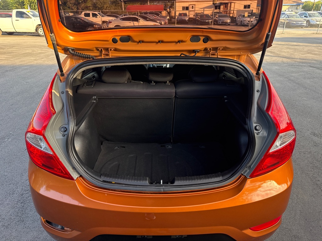 Photo 12 of this HYUNDAI ACCENT