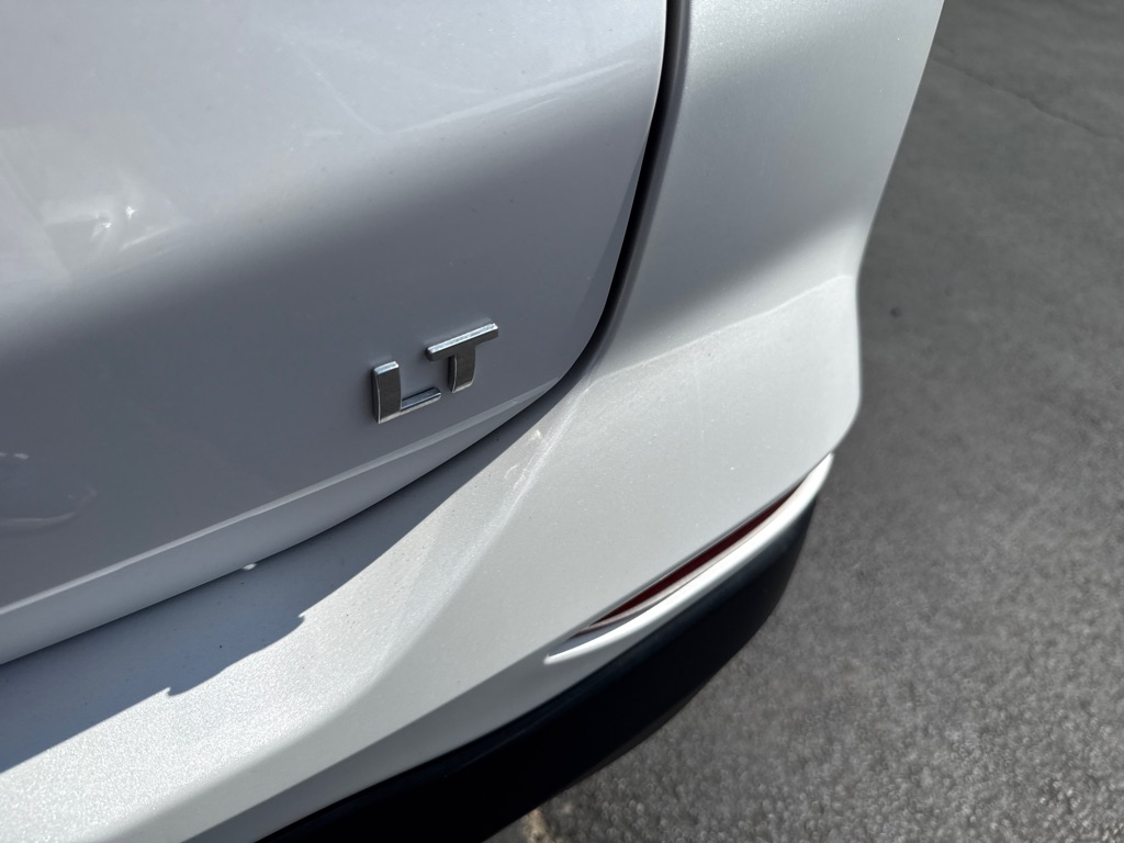 Photo 32 of this CHEVROLET EQUINOX