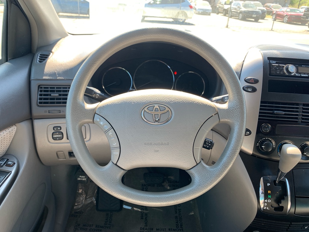 Photo 15 of this TOYOTA SIENNA