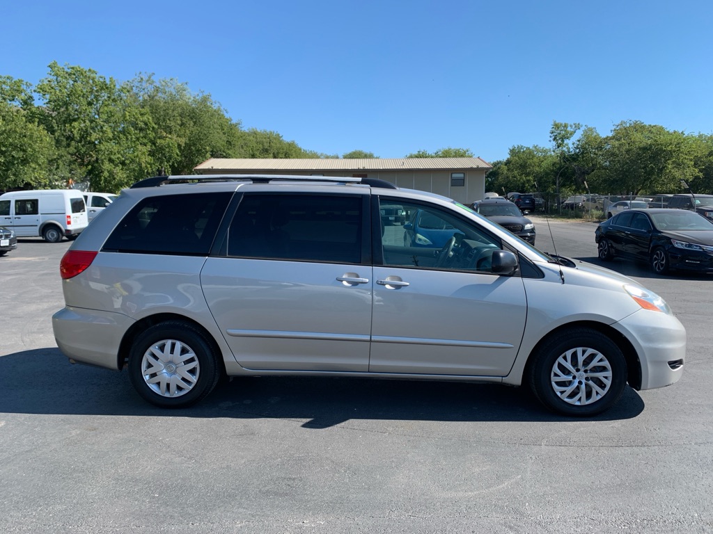Photo 2 of this TOYOTA SIENNA