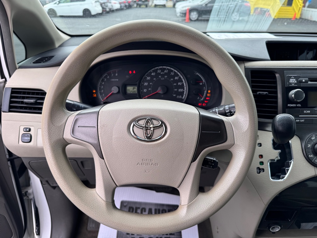 Photo 14 of this TOYOTA SIENNA