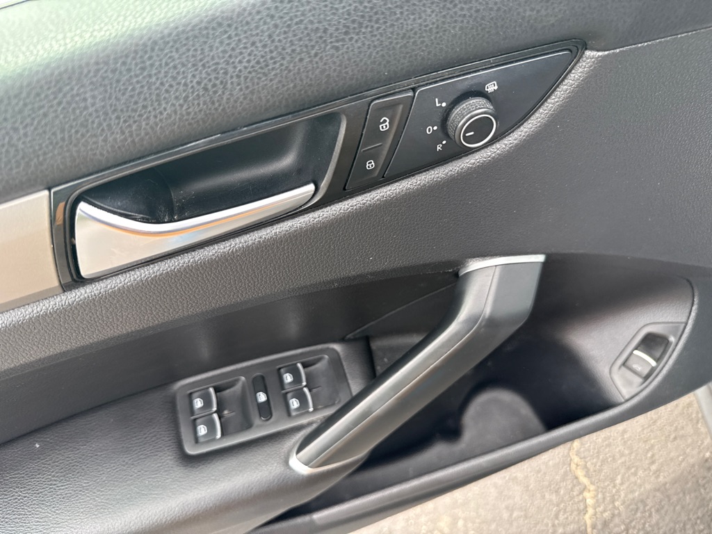 Photo 9 of this VOLKSWAGEN PASSAT