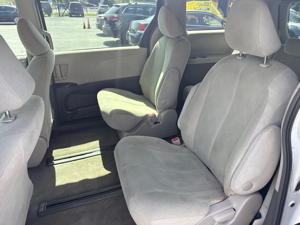 Photo 11 of this TOYOTA SIENNA