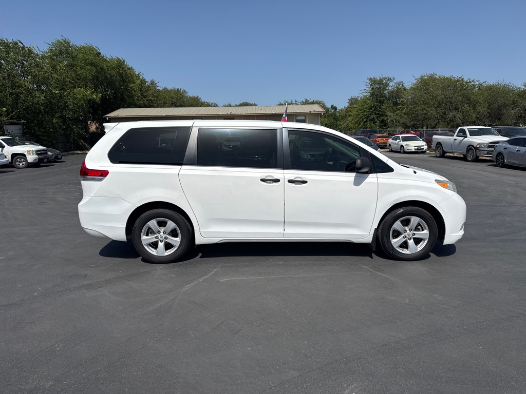 Photo 2 of this TOYOTA SIENNA