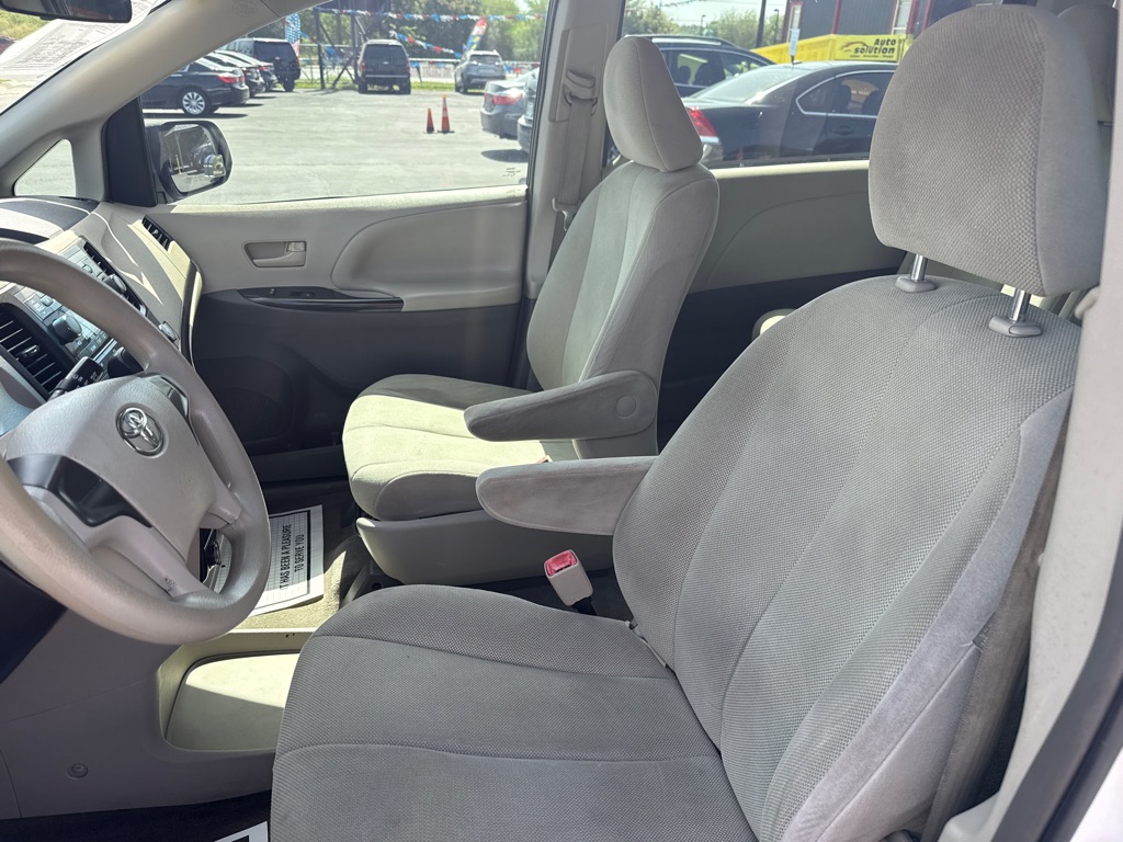 Photo 10 of this TOYOTA SIENNA