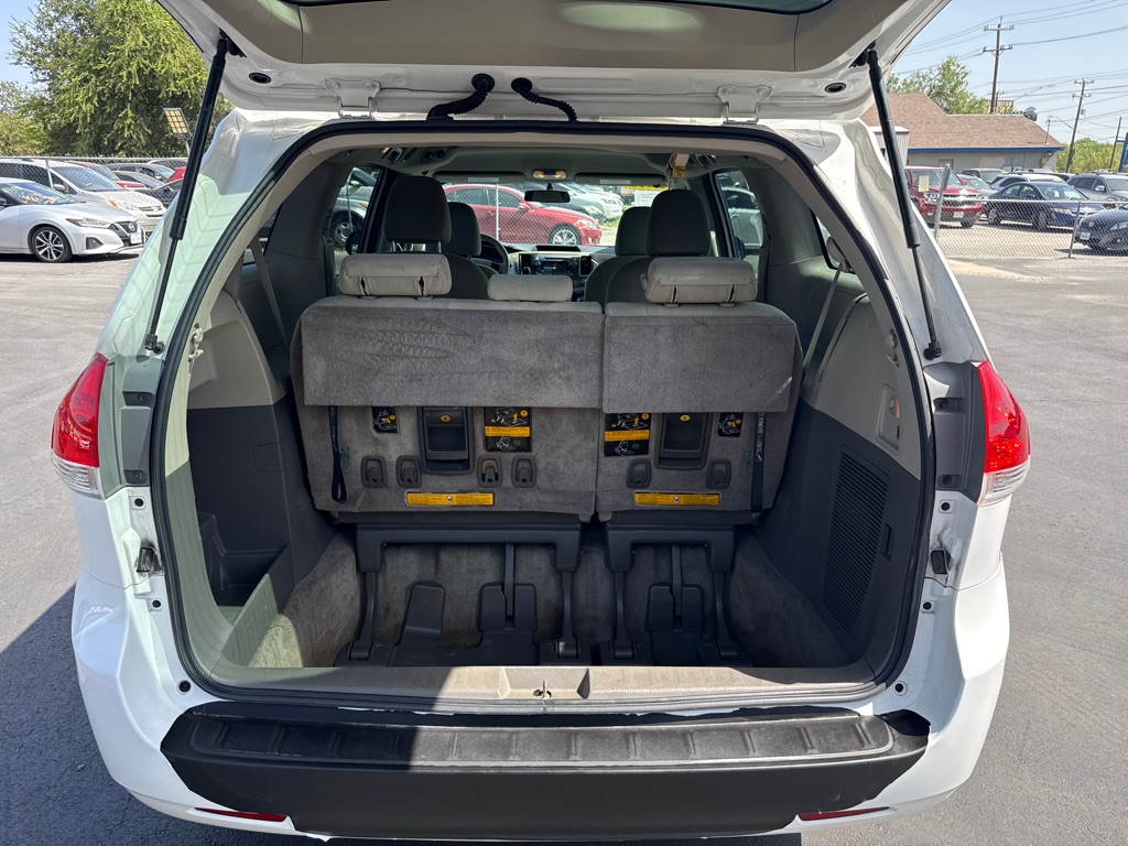 Photo 13 of this TOYOTA SIENNA