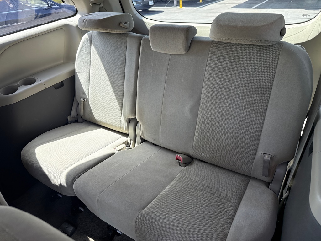 Photo 12 of this TOYOTA SIENNA