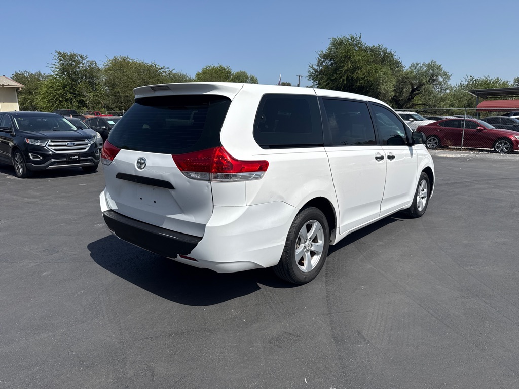 Photo 3 of this TOYOTA SIENNA