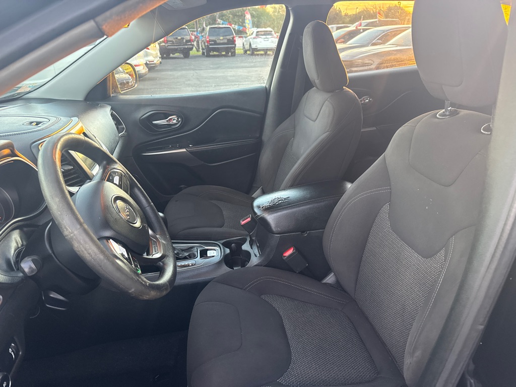 Photo 9 of this JEEP CHEROKEE