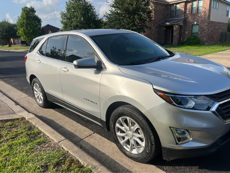 Photo 2 of this CHEVROLET EQUINOX