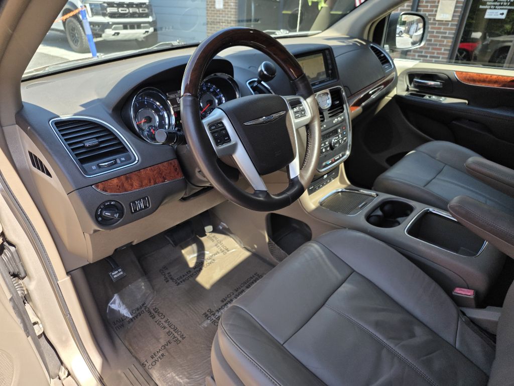 Photo 9 of this CHRYSLER TOWN AND COUNTR