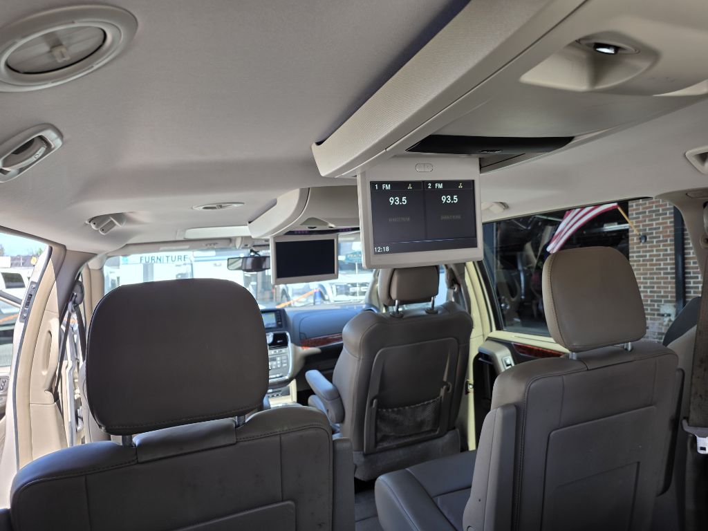 Photo 19 of this CHRYSLER TOWN AND COUNTR