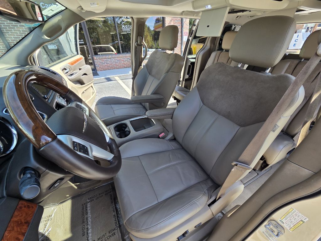 Photo 25 of this CHRYSLER TOWN AND COUNTR