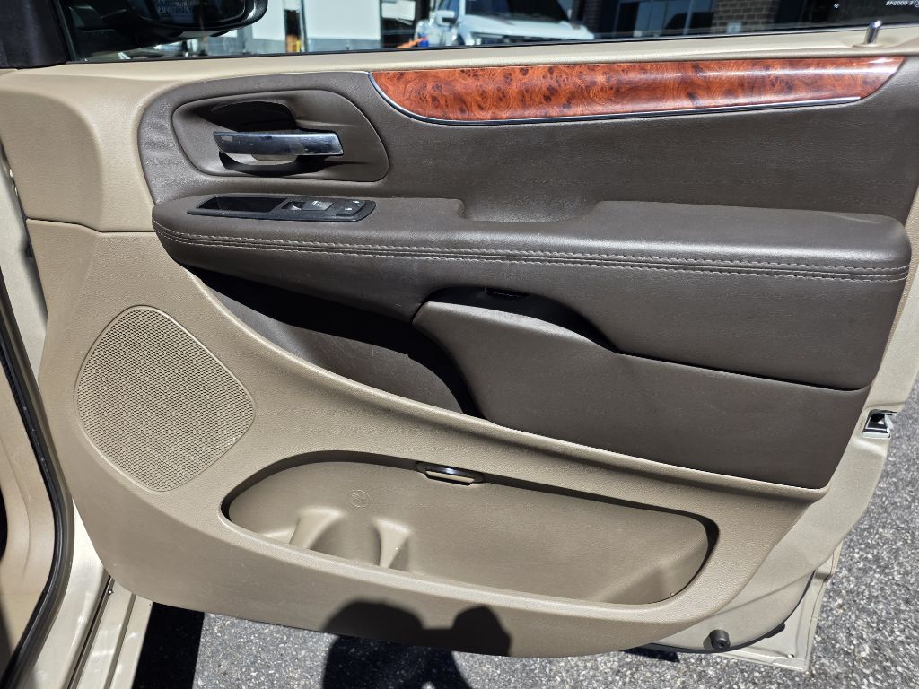 Photo 21 of this CHRYSLER TOWN AND COUNTR