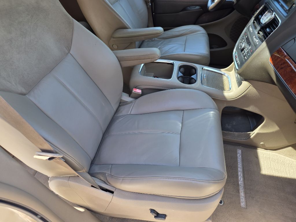 Photo 31 of this CHRYSLER TOWN AND COUNTR