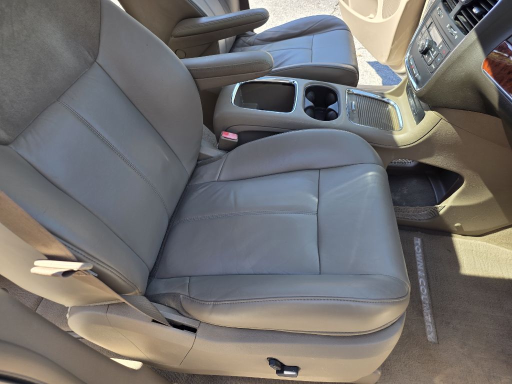 Photo 22 of this CHRYSLER TOWN AND COUNTR