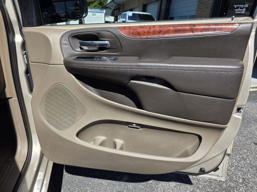Photo 32 of this CHRYSLER TOWN AND COUNTR