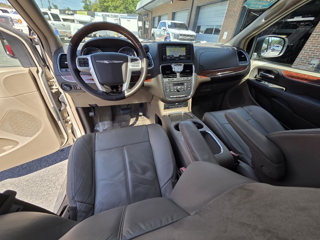 Photo 10 of this CHRYSLER TOWN AND COUNTR