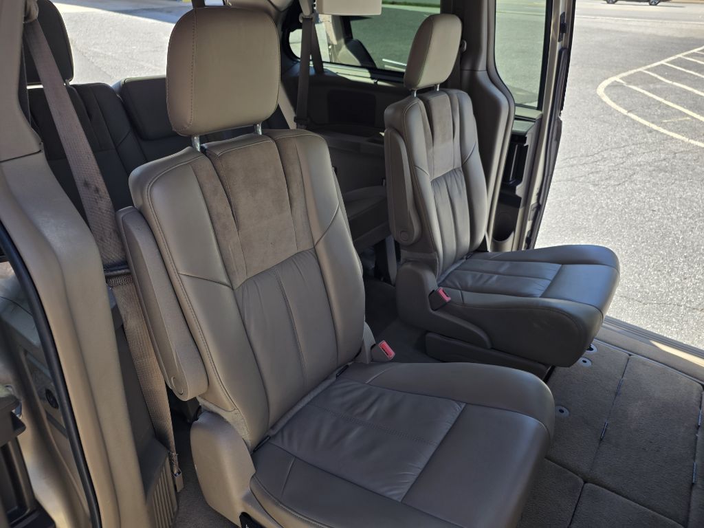 Photo 23 of this CHRYSLER TOWN AND COUNTR