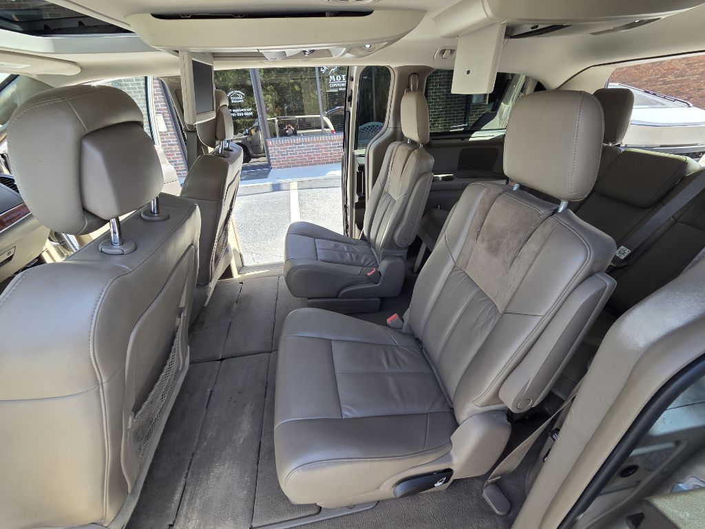 Photo 24 of this CHRYSLER TOWN AND COUNTR