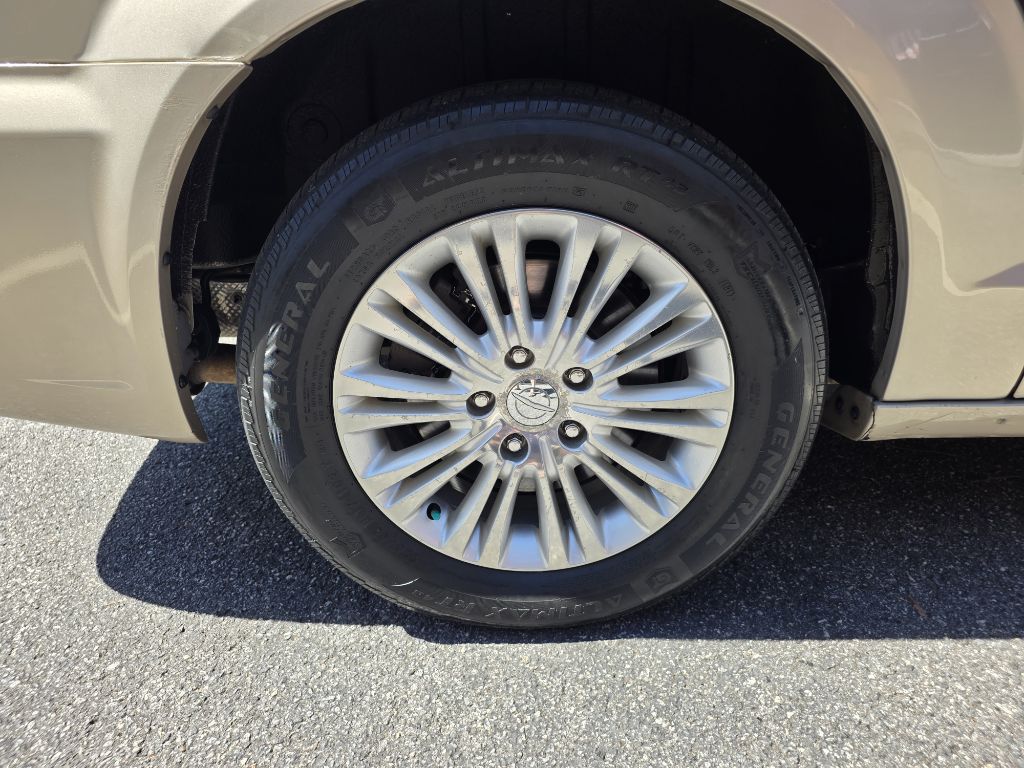 Photo 33 of this CHRYSLER TOWN AND COUNTR