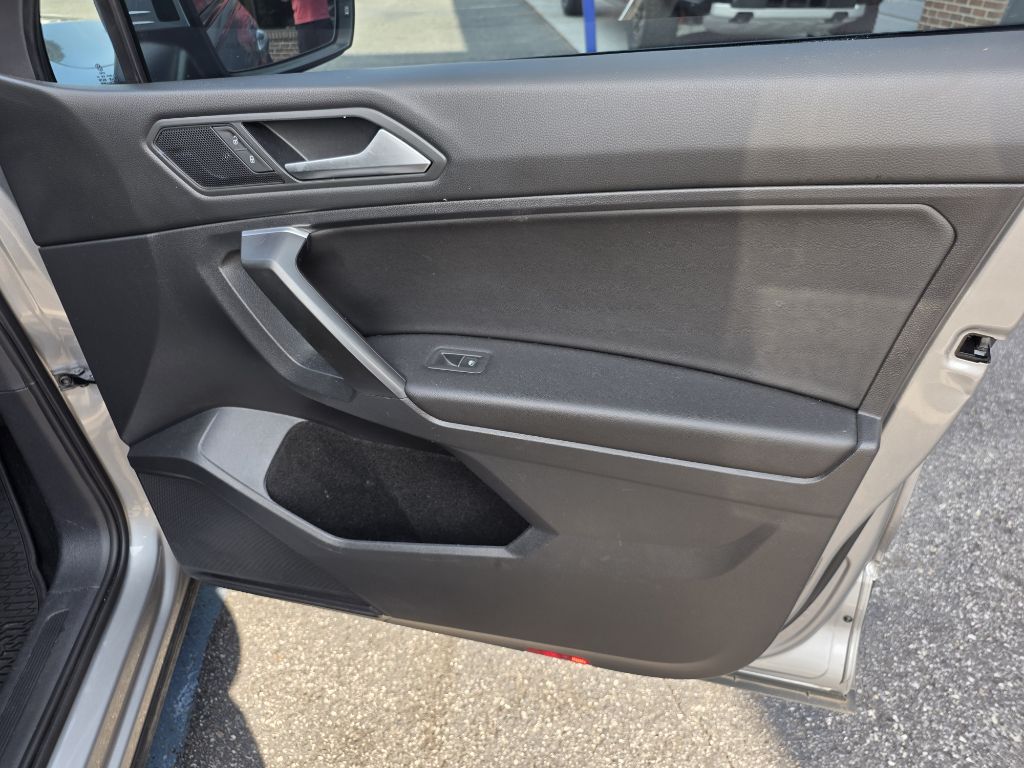 Photo 25 of this VOLKSWAGEN TIGUAN