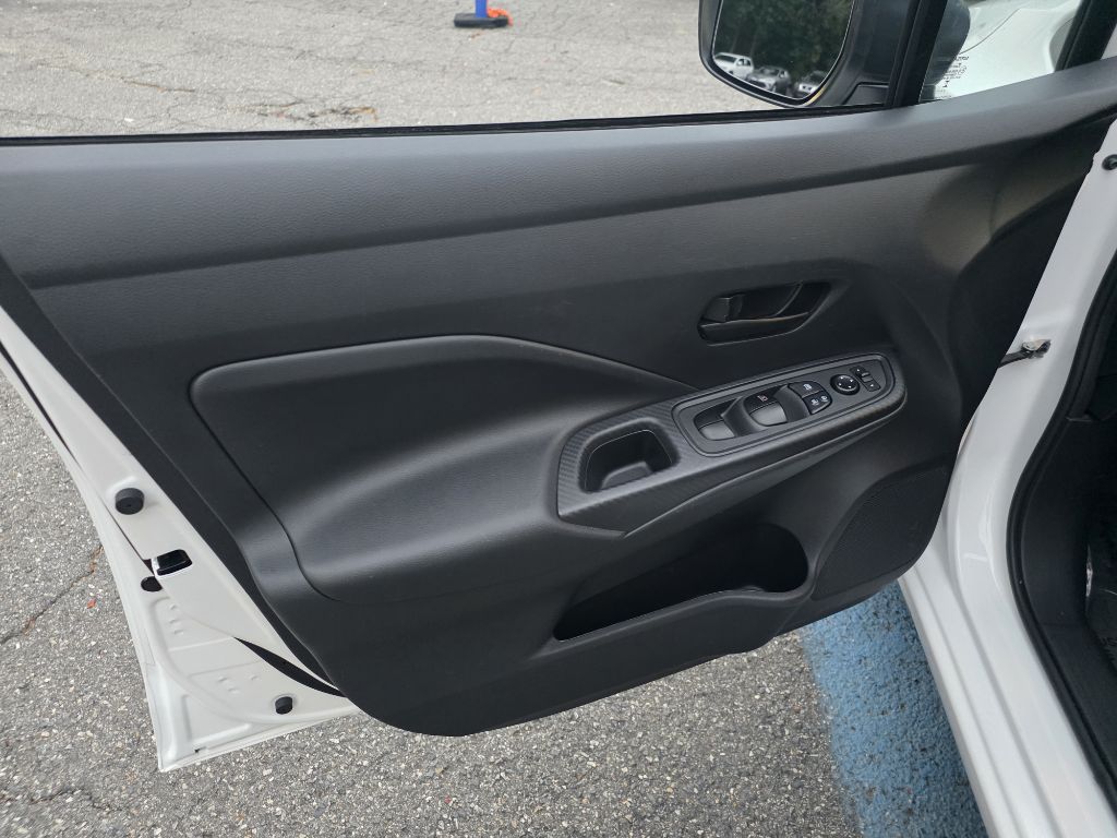 Photo 11 of this NISSAN VERSA