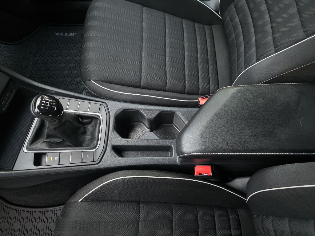 Photo 12 of this VOLKSWAGEN JETTA