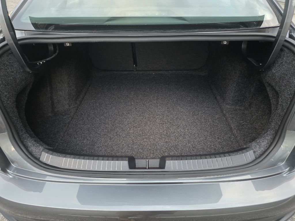 Photo 17 of this VOLKSWAGEN JETTA