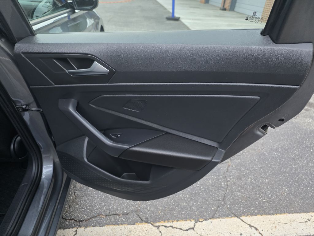 Photo 20 of this VOLKSWAGEN JETTA