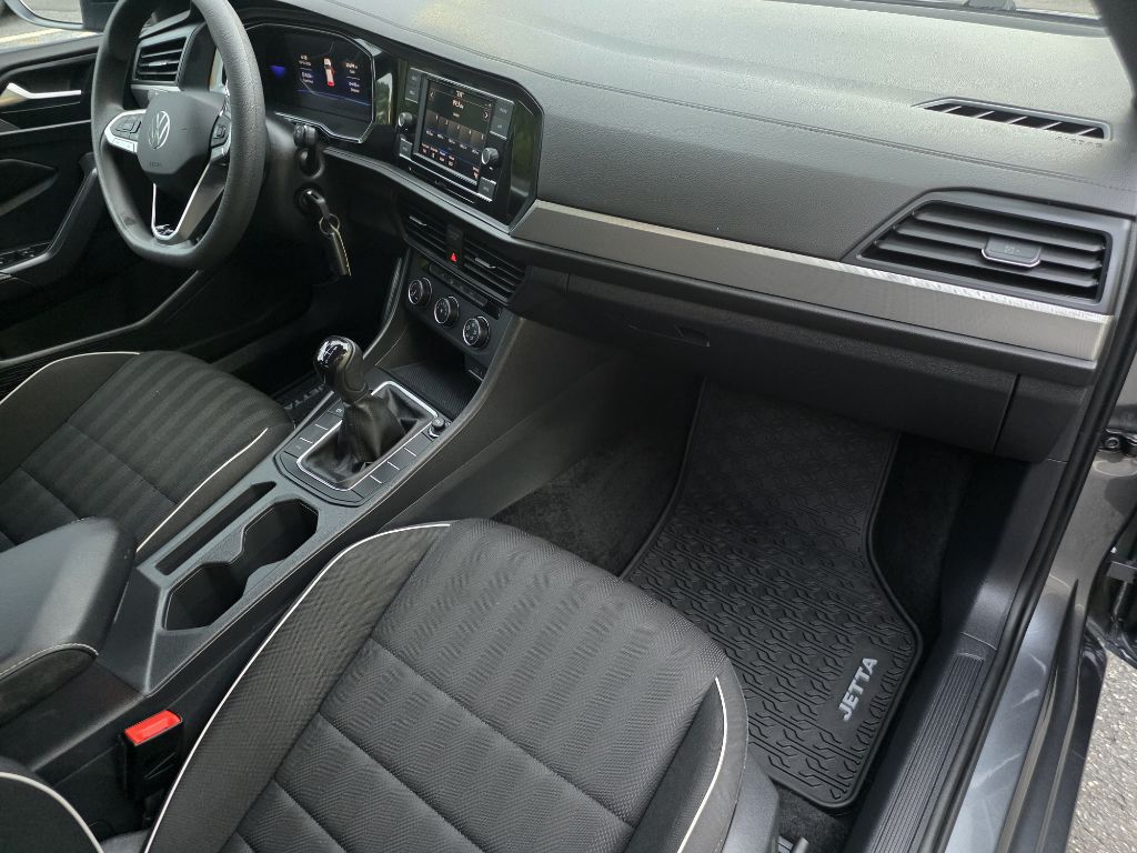 Photo 23 of this VOLKSWAGEN JETTA