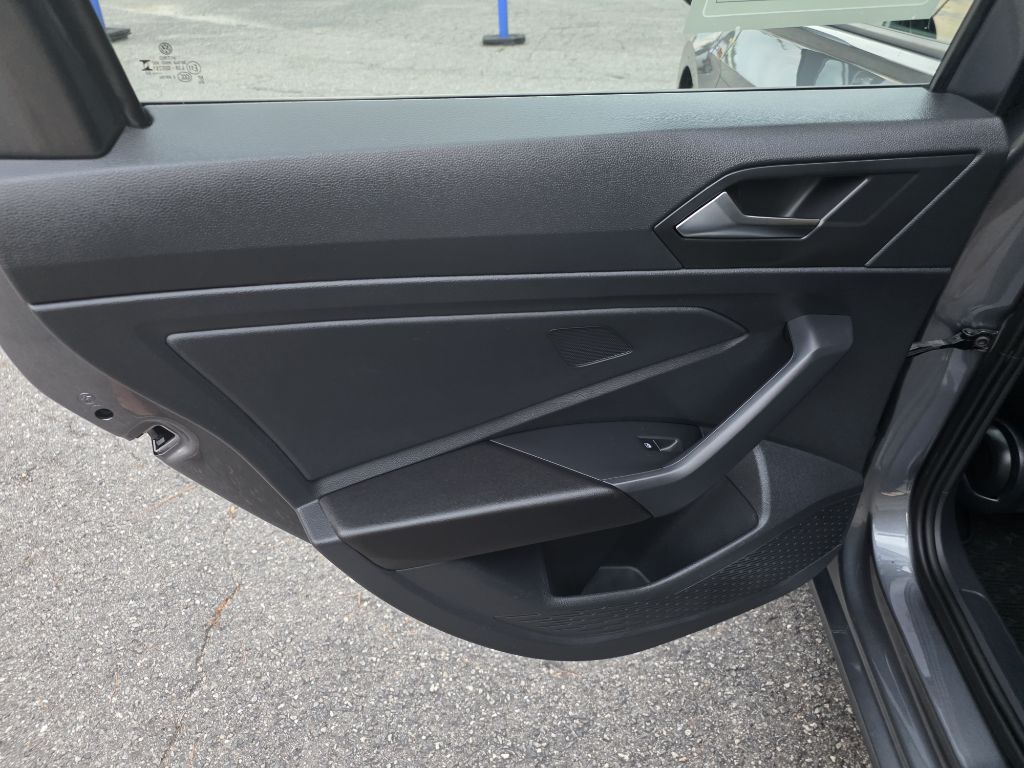 Photo 18 of this VOLKSWAGEN JETTA