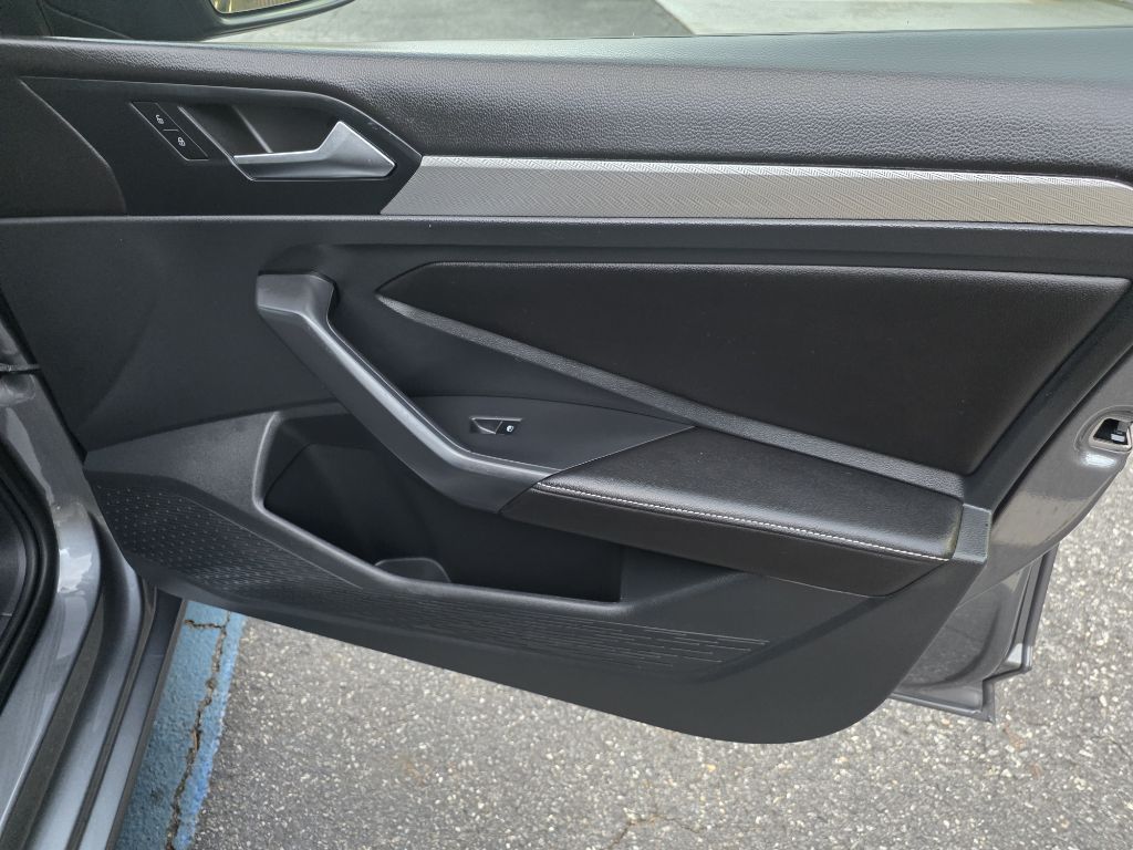 Photo 22 of this VOLKSWAGEN JETTA