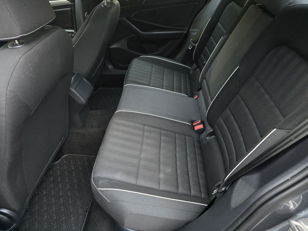 Photo 19 of this VOLKSWAGEN JETTA