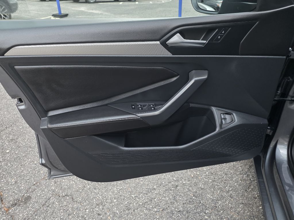 Photo 16 of this VOLKSWAGEN JETTA