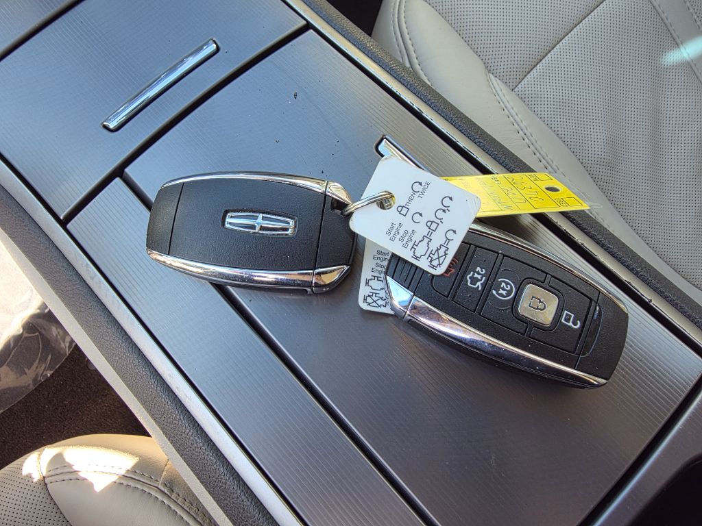 Photo 18 of this LINCOLN MKZ
